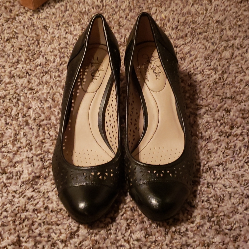 Black pumps